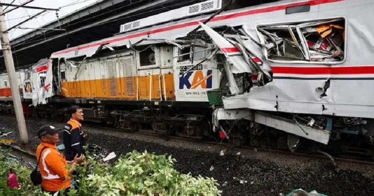 ইন্দোনেশিয়ায় ট্রেন দুর্ঘটনা